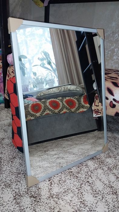 Дзеркало настінне в алюмінієвій рамі