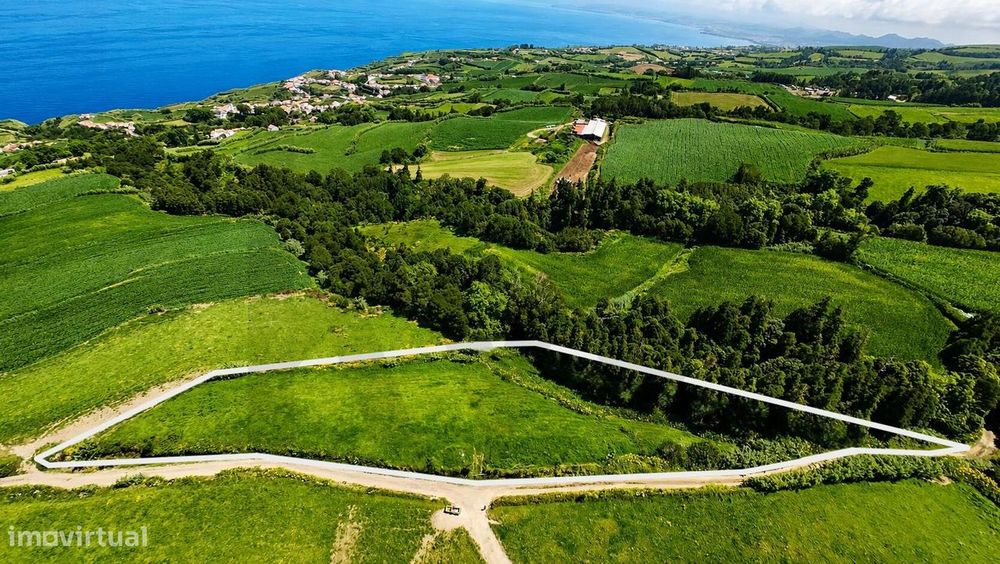Rustic plot of land measuring 7,120 m² with sea view – Remédios, Ponta Delgada