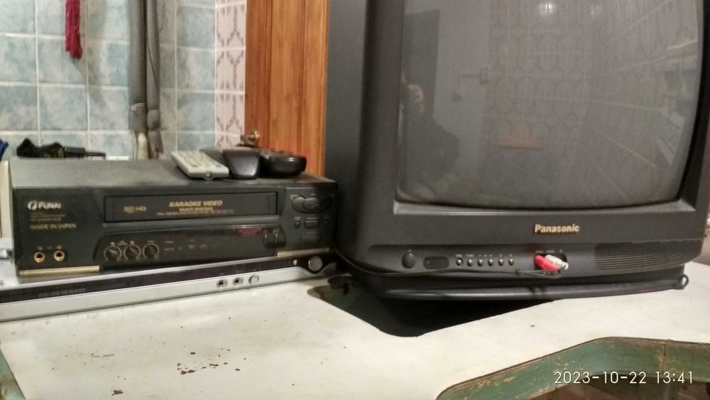телевізор, двд та відеомагнітофон