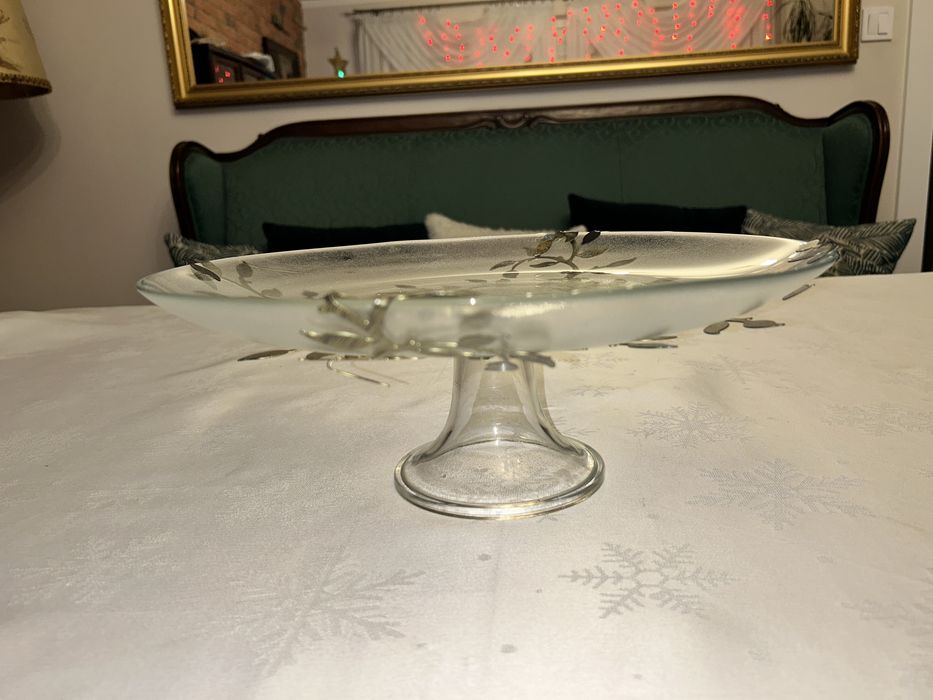 Piękna,wielka, szklana patera z liśćmi