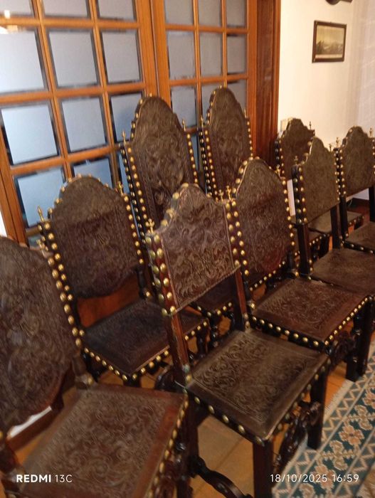 Conjunto cadeiras antigas - Couro Lavrado e Pináculos