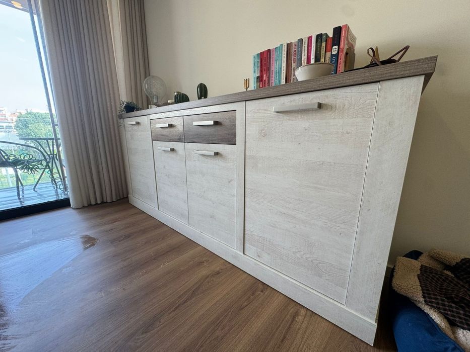 Aparador moderno branco e madeira