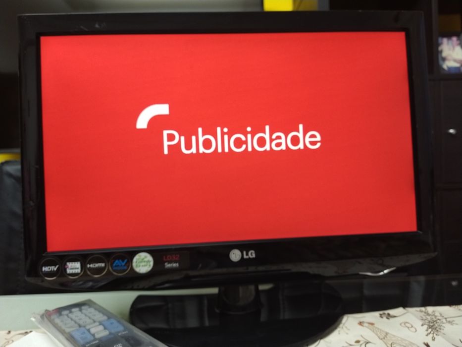 Televisão monitor PC 19 in computador casa quarto apartamento.