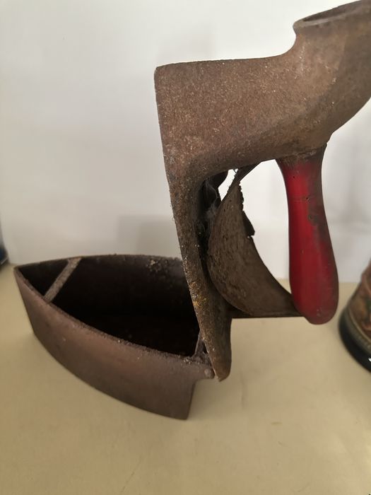 Ferro antigo a carvão