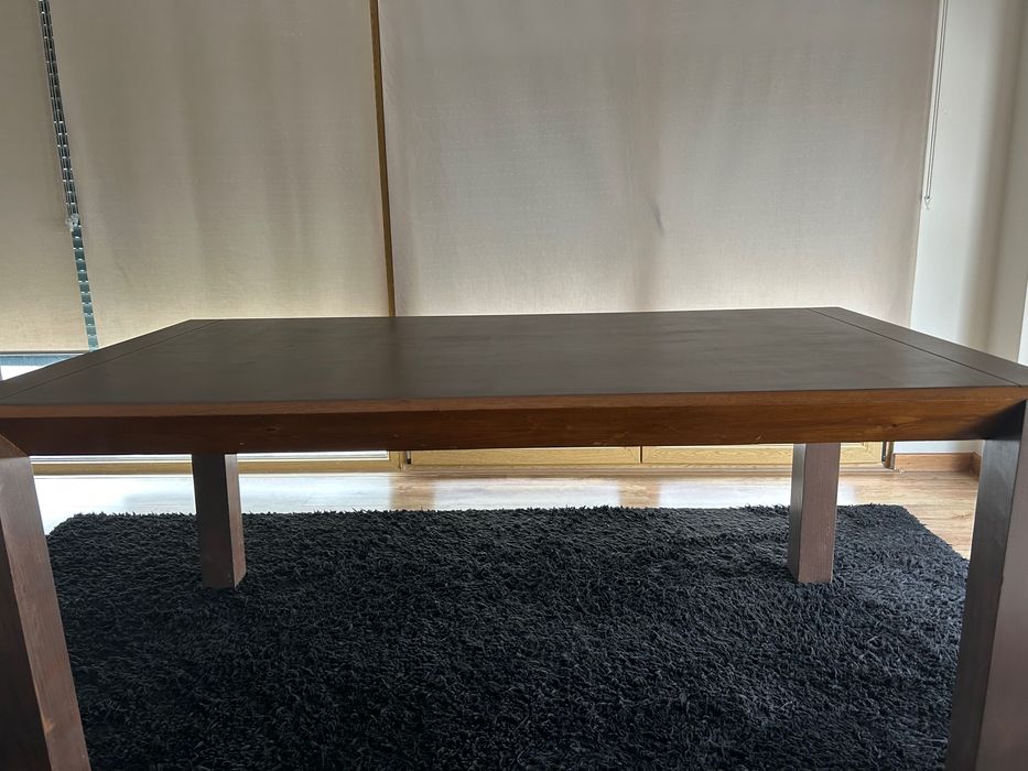 Mesa de sala com design em madeira maciça Carvalho