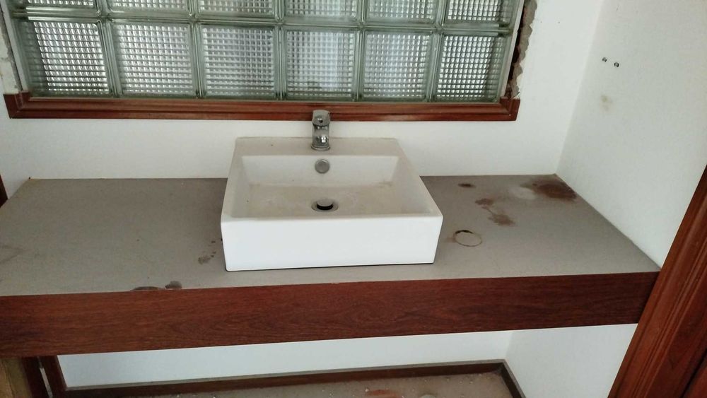 Lavatório de WC com móvel de madeira