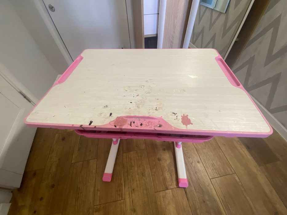 Шкільний стіл парта