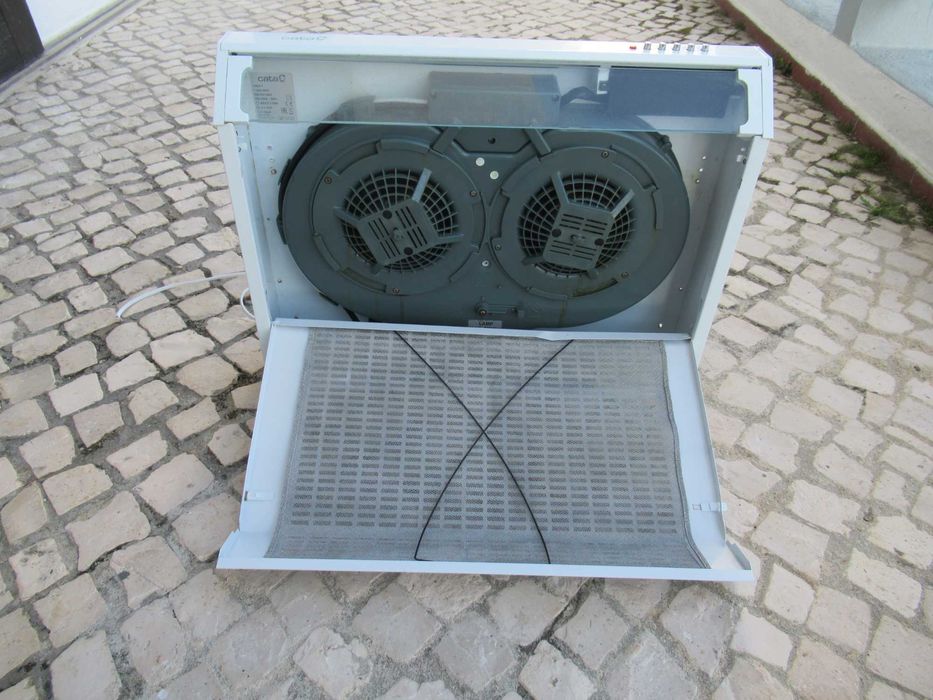 Exaustor branco marca CATA a funcionar bem