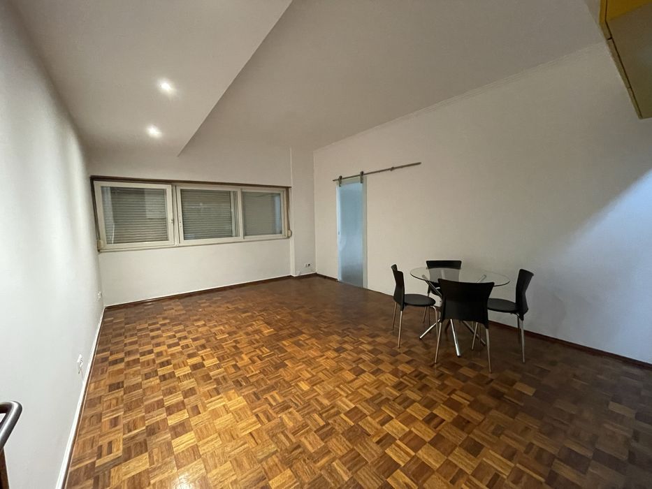 T1 Lumiar Quinta Lavadeiras, excelente, kichenett equipada, vista desafogada.  950€