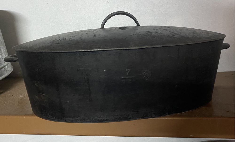 Panela oval em ferro