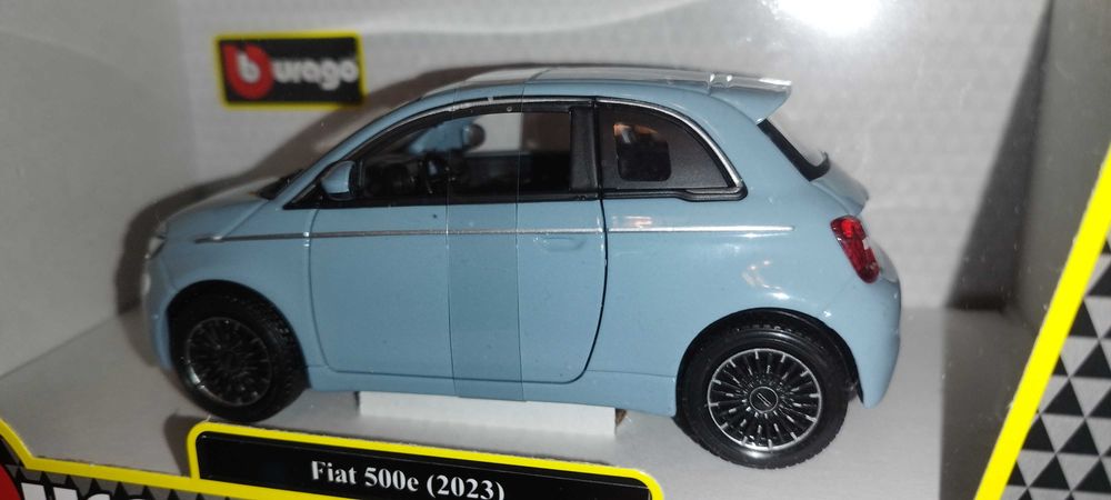 Bburago Fiat 500e Met. Blue 2023r, skala 1:24.