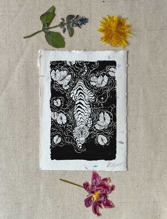Tygrys w stawie z liliami linoryt na papierze z kwiatami handmade