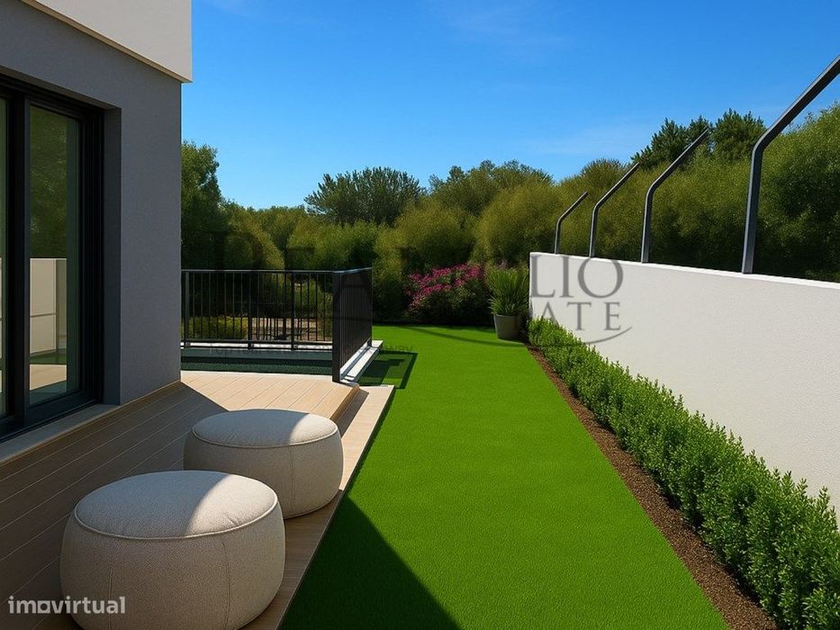 Moradia T4 com jardim e piscina em condomínio privado