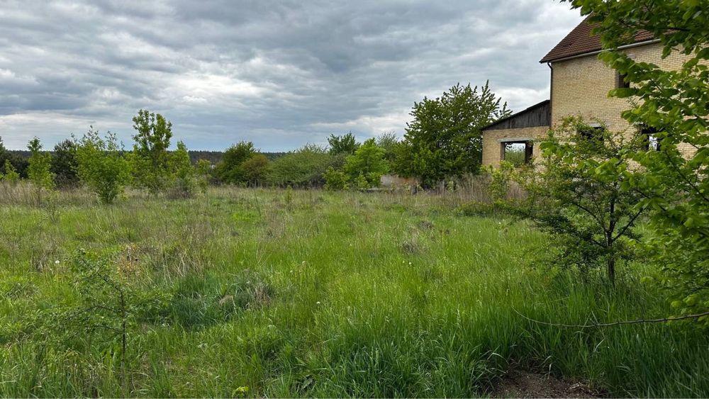 Продаж земельної ділянки з комунікаціями поряд, неподалік ліс та озеро