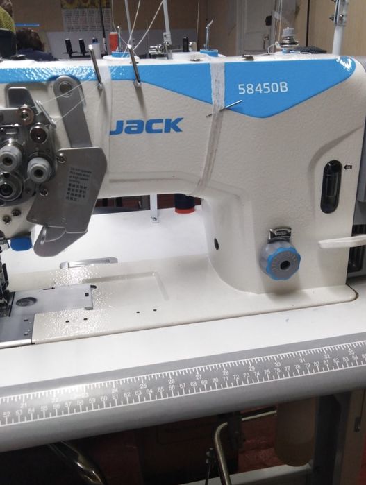 Двоголкова швейна машинка з відключенням однієі голки