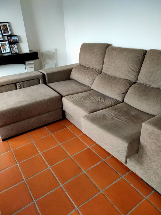 Sofá com chaise e banquetas
