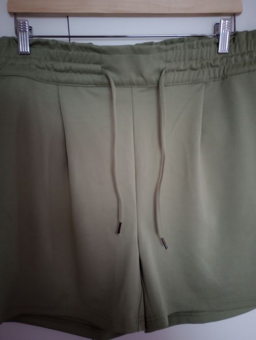 Nowe krótkie spodenki Esmara