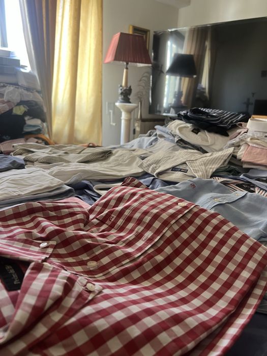 Grande lote de camisas de marca.