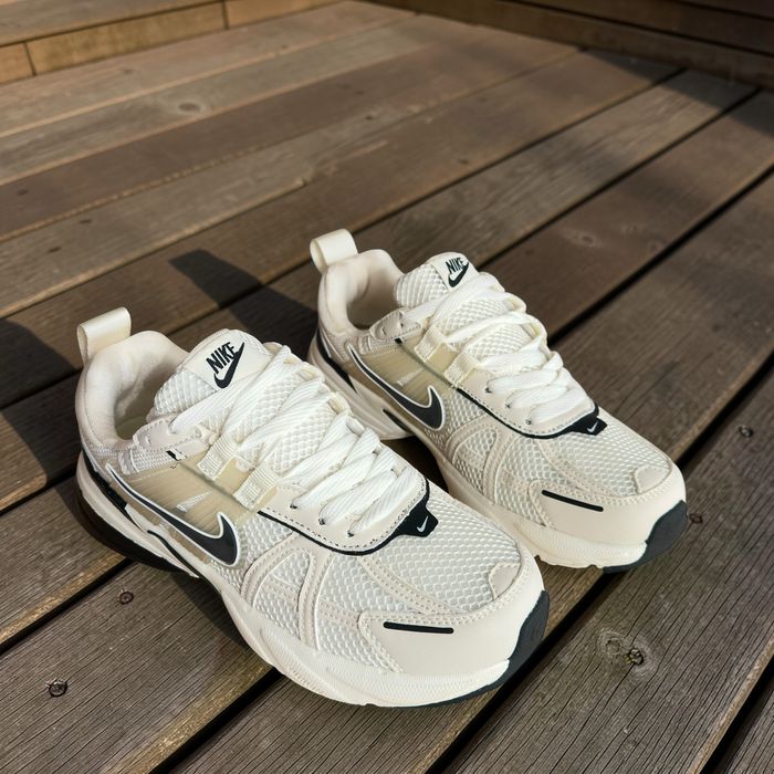 Жіночі кросівки Nike V2K Run beige black silver найк