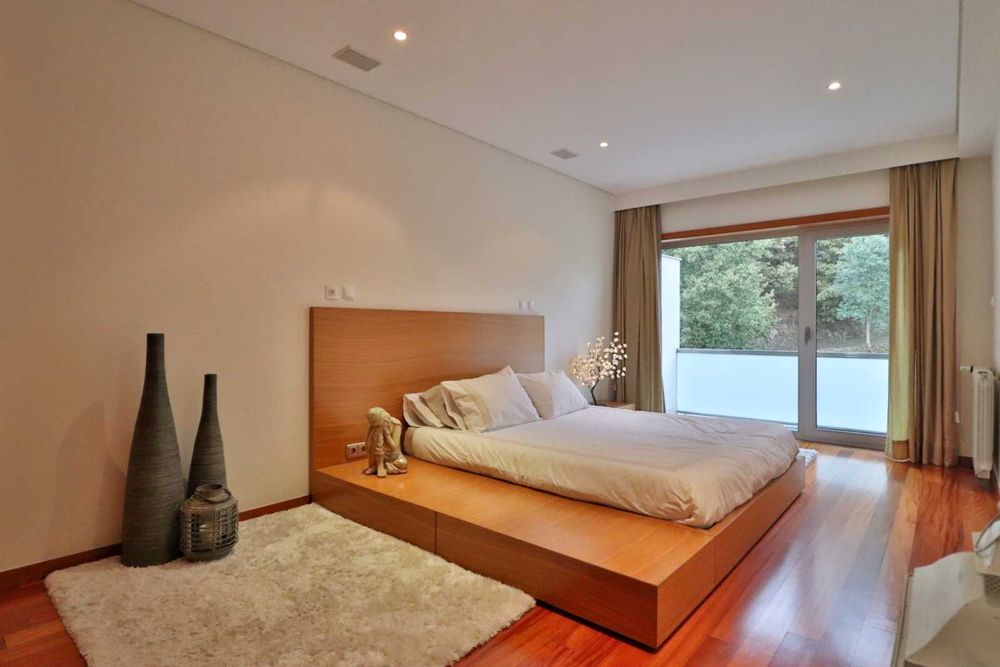 Quarto estilo tatami — cama, mesas integradas e arrumação lateral