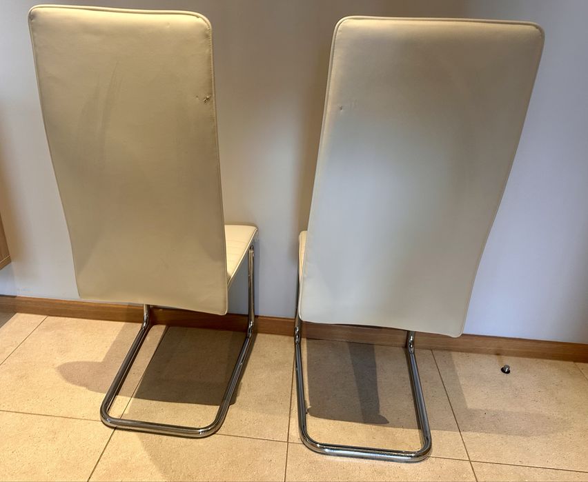 2 cadeiras brancas costas altas