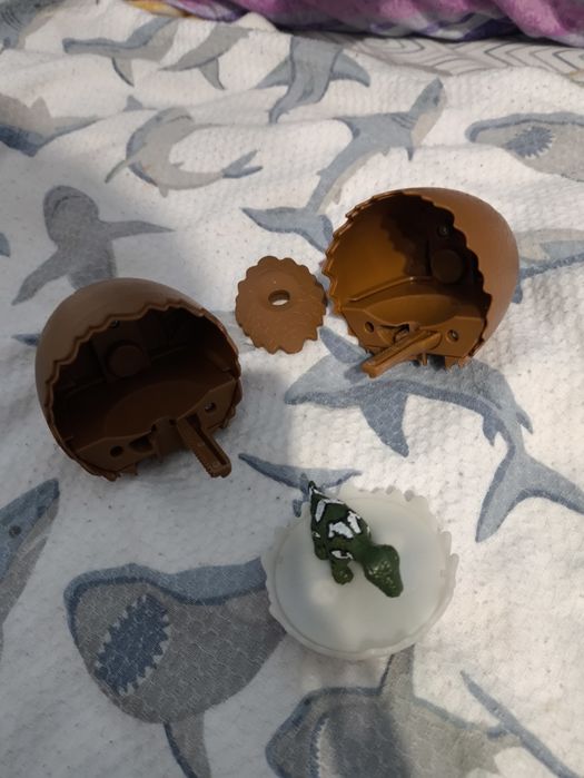 Продаю іграшки (динозаври крутится)