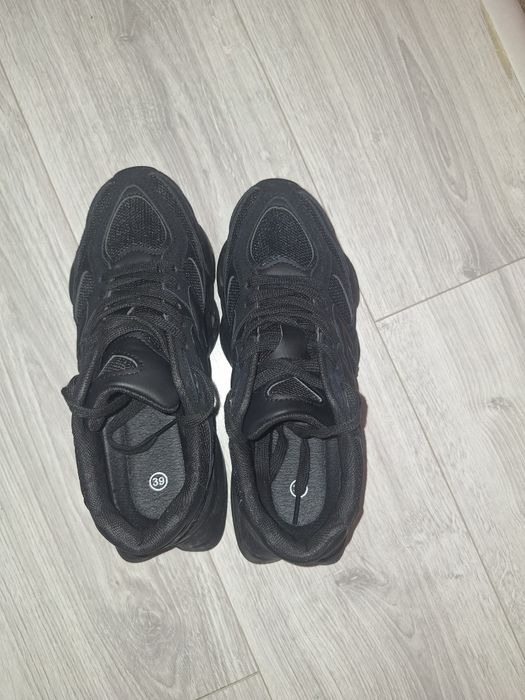 Czarne buty sportowe