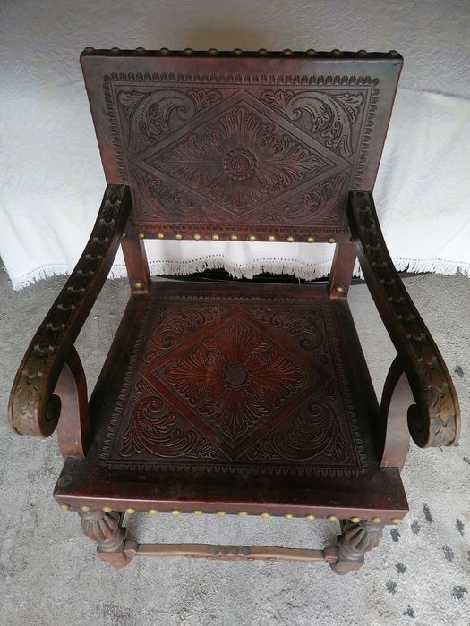 Duas poltronas antigas de couro