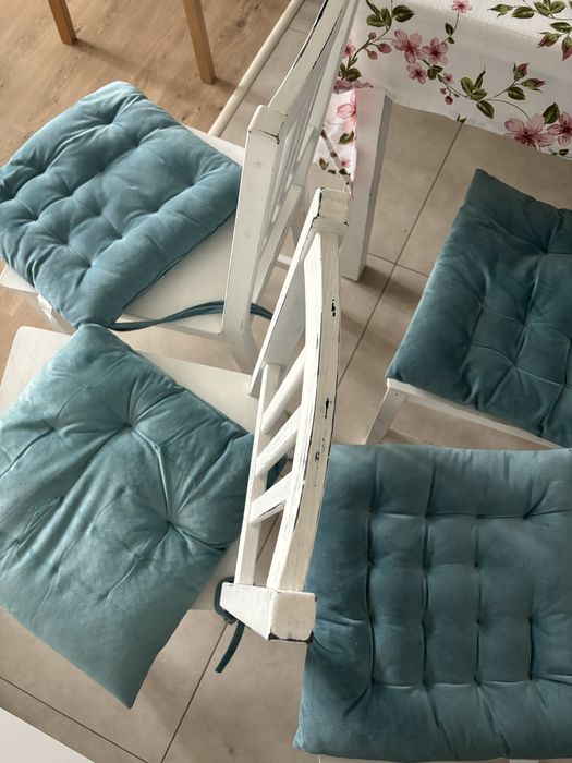 Krzesla i stol stylizowane na prowansalski styl