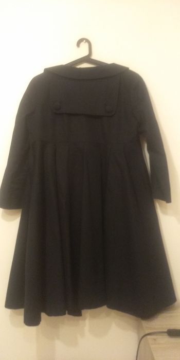 Piękny! Czarny rozkloszowany płaszcz h&m