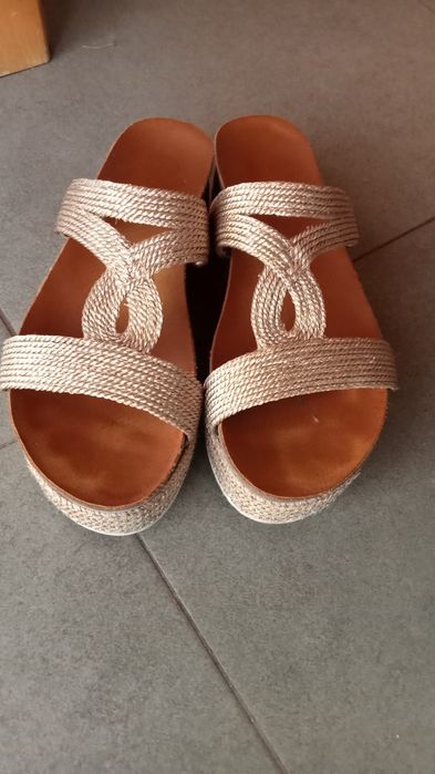 Sandálias/chinelos com salto compensado