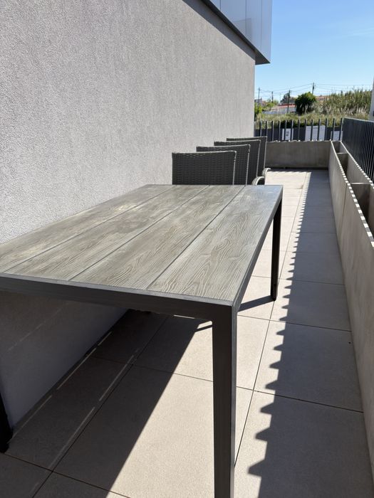 Conjunto de Mesa e 4 Cadeiras