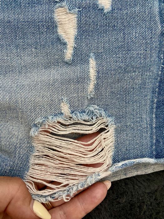 Calcao de ganga com rasgoes muito atuais