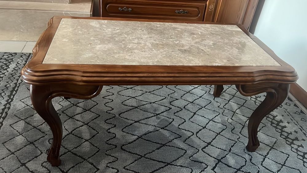 Mesa de madeira com tampo de mármore