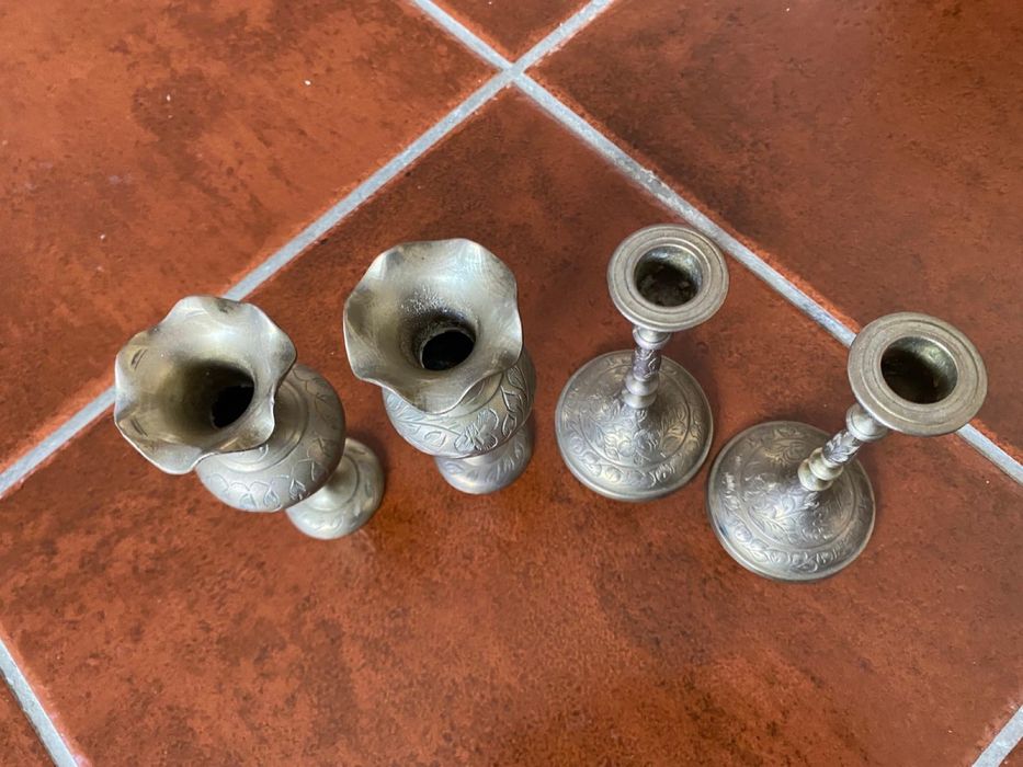 Castiçais e jarras em cobre