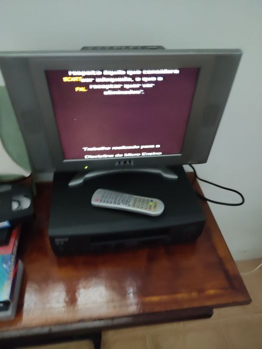 Televisão LCD antiga com entrada de DVD Akai, e video watson .