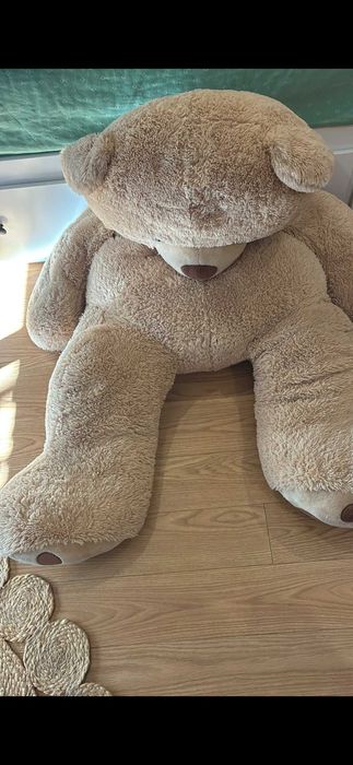 Peluche urso gigante.Excelente estado.1.40cm de altura e 1.m de largura de braço  a braço Levantar em Famalicão