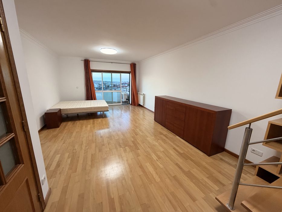 Arrenda-se quartos ou suite (quarto com wc exclusivo) no centro de Leiria, alguns  com ar condicionado e aquecimento central