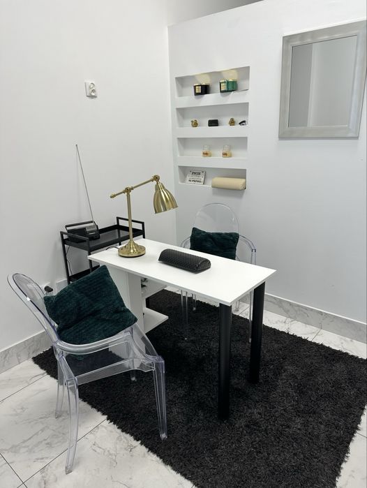 Pomieszczenie do manicure- duża baza klientów