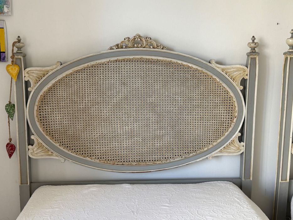 Duas camas individuais, com colchão e Sobre-colchao