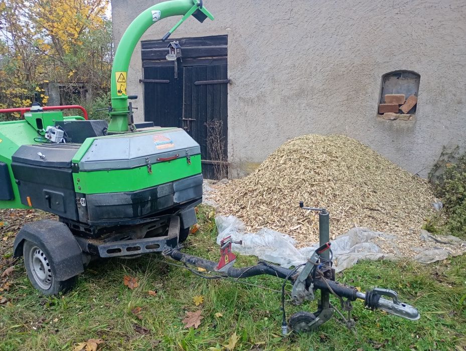 Usługi rębakiem do gałęzi.