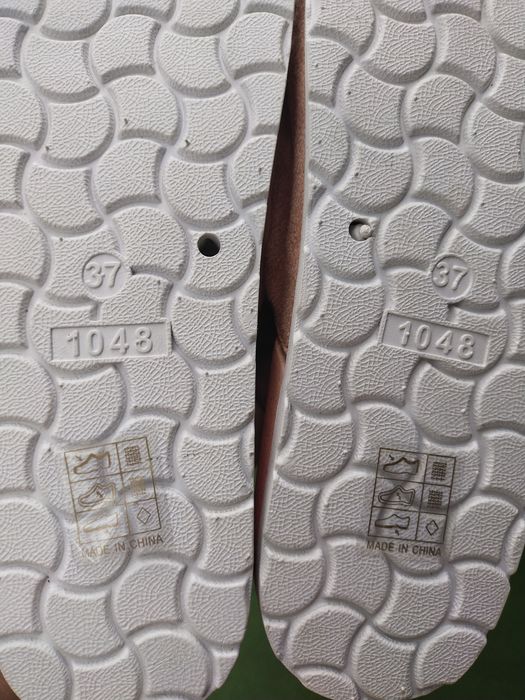 Klapki damskie z wyprofilowaną podeszwą..