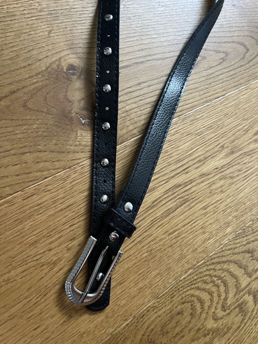 Czarny pasek ze srebrnymi ćwiekami