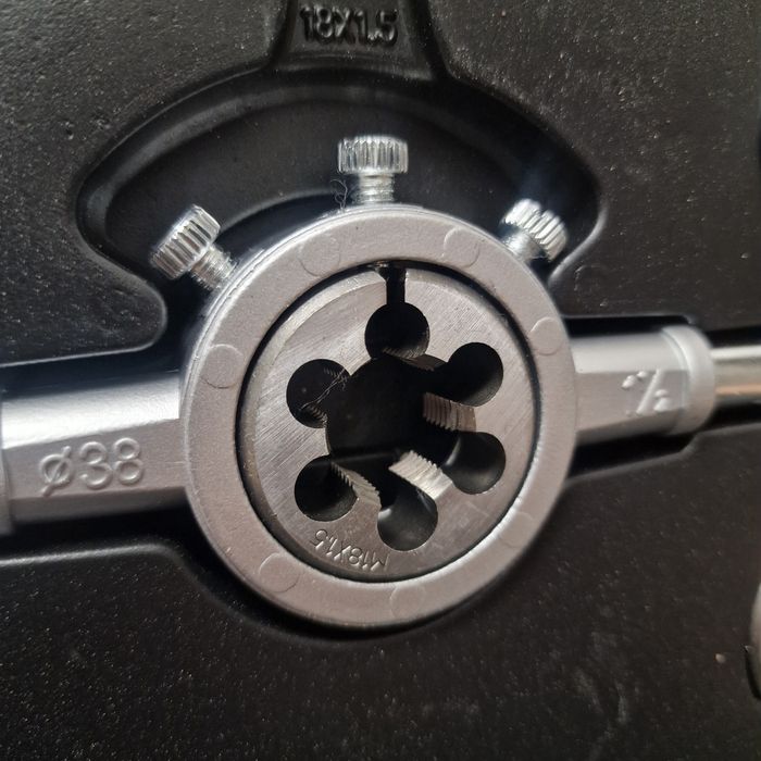 Набір плашок і метчиків 110пр. М2-М18