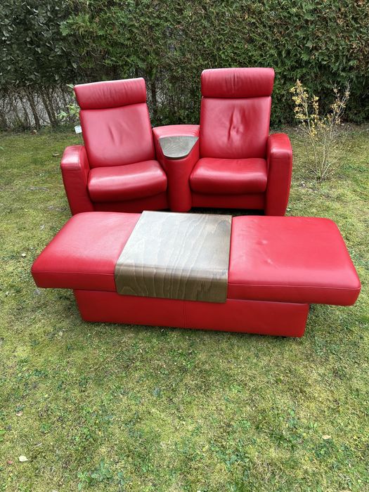Sofa kinowa rozkładana Stressless Arion czerwona skóra i pufa