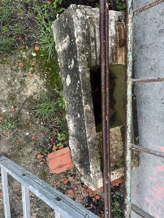 Pia esculpida em pedra calcaria