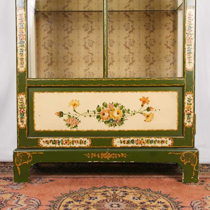 Vitrine em madeira lacada e pintada à mão