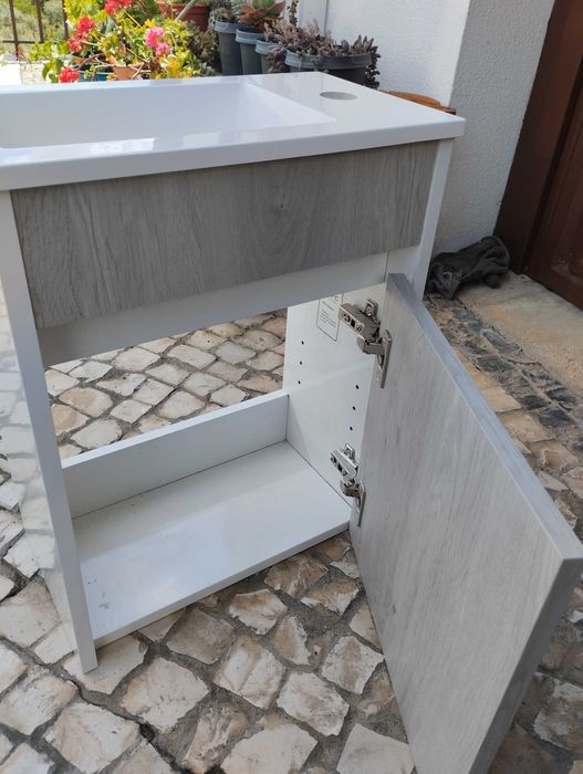 Móvel pequeno de casa de banho