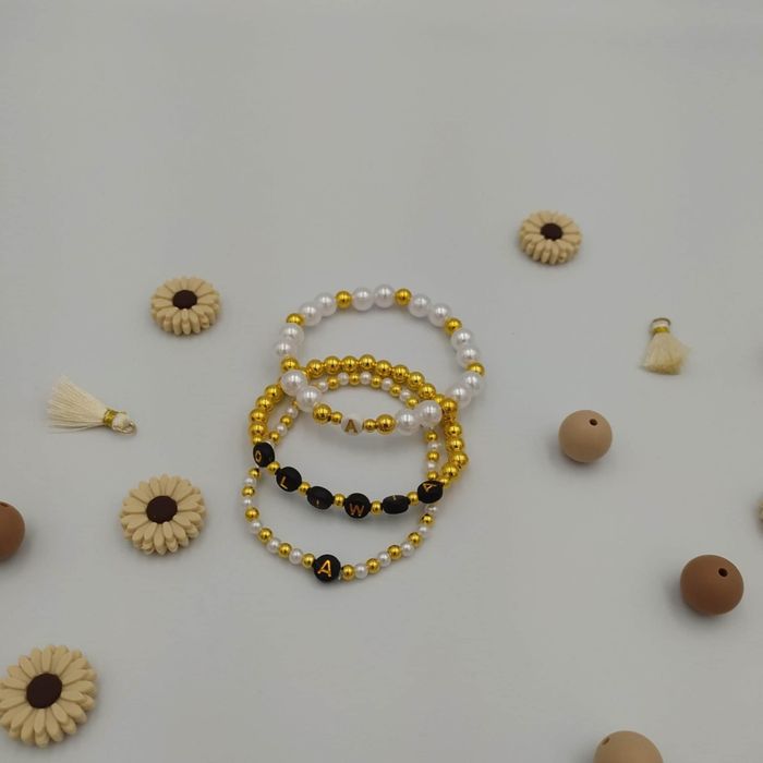 Zestaw 3 bransoletek handmade – biało-złoto-czarny z perełkami