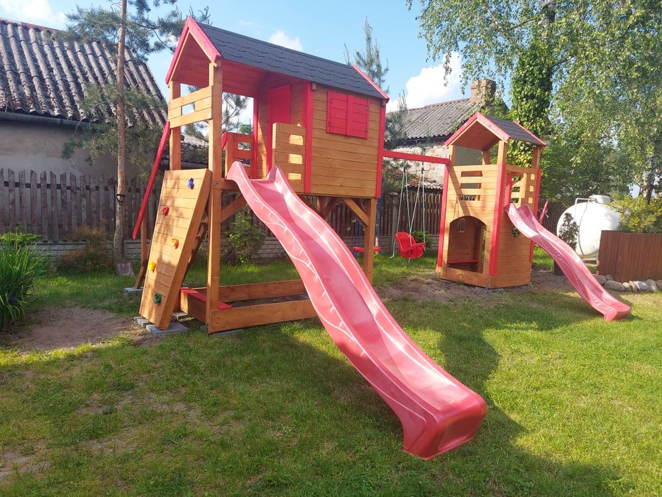 Plac zabaw, domek dla dzieci, huśtawka zjeżdżalnia.
